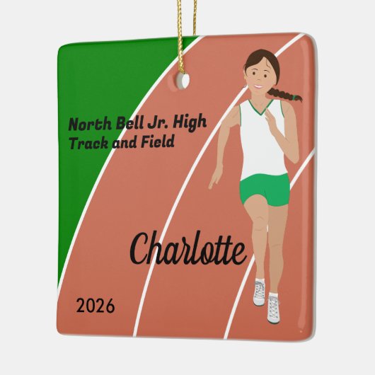 茶色のヘアトラックと緑の白のフィールドの女の子 セラミックオーナメント (左)