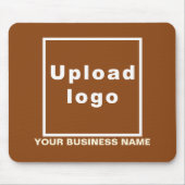 茶色のマウスパッド上のビジネス名とロゴ マウスパッド (正面)