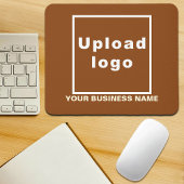 茶色のマウスパッド上のビジネス名とロゴ マウスパッド
