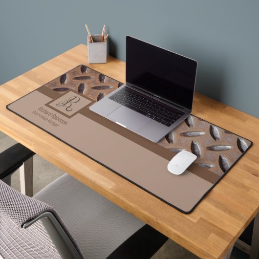 茶色のマンホールのカバーのパターン、モノグラム名とタイトル デスクマット (オフィス2)