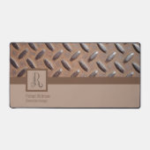 茶色のマンホールのカバーのパターン、モノグラム名とタイトル デスクマット (正面)