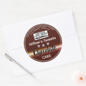 茶色のモダンラインストーンカップケーキケーキ生地ラベル ラウンドシール (封筒)