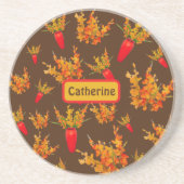 茶色のモノグラムに黄色とオレンジの花のパターン | コースター (正面)