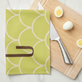 茶色のモノグラムオンレトログリーンパターン キッチンタオル (四つ折り)