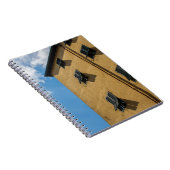 茶色のルーバー窓の低角度撮影 ノートブック (右側)