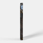 茶色のレンガ造りの建物と黄色の金属製の梯子 iPhoneケース (右側面)