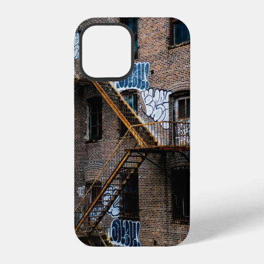 茶色のレンガ造りの建物と黄色の金属製の梯子 iPhoneケース (裏面)