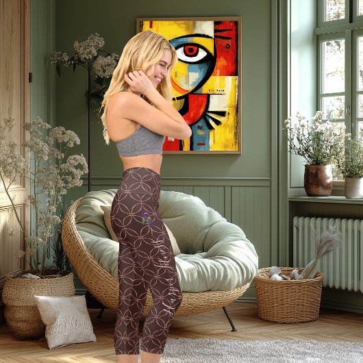 茶色の円パターン：カスタム文字とロゴ。 カプリレギンス