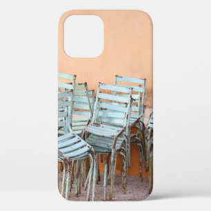 茶色の壁近くの青色の柄杓絵を描椅子 iPhone 12ケース
