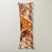 茶色の大理石の上の汚いか錆びた無秩序なレイヤー ボディピロー (正面縦)