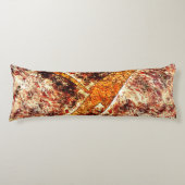 茶色の大理石の上の汚いか錆びた無秩序なレイヤー ボディピロー (正面)