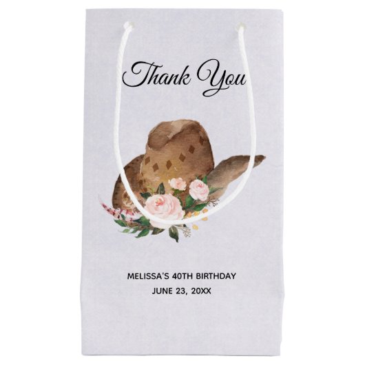 茶色の女性のカーボーイハットとピンクの花ありがとう スモールペーパーバッグ (正面)