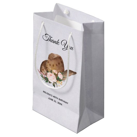 茶色の女性のカーボーイハットとピンクの花ありがとう スモールペーパーバッグ (正面アングル)