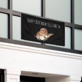 茶色の女性のカーボーイハットとピンクの花ハッピーバースデー 横断幕 (ビルの外側)