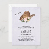 茶色の女性のカーボーイハットとピンクの花誕生日 インビテーションポストカード (正面/裏面)