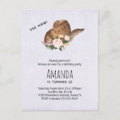 茶色の女性のカーボーイハットとピンクの花誕生日 インビテーションポストカード (正面)