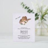 茶色の女性のカーボーイハットとピンクの花誕生日 インビテーションポストカード (スタンド正面)