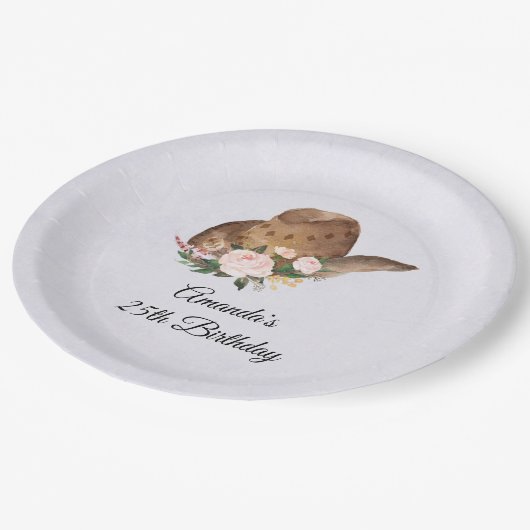 茶色の女性のカーボーイハットとピンクの花誕生日 ペーパープレート (アングル)