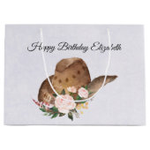 茶色の女性のカーボーイハットとピンクの花誕生日 ラージペーパーバッグ (正面)