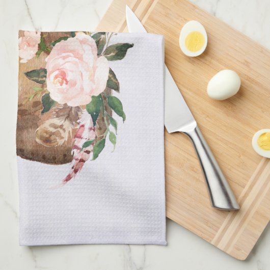 茶色の女性のカーボーイハットとピンクの花 キッチンタオル (四つ折り)