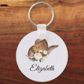 茶色の女性のカーボーイハットとピンクの花 キーホルダー (正面)