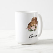 茶色の女性のカーボーイハットとピンクの花 コーヒーマグカップ (正面右)