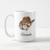 茶色の女性のカーボーイハットとピンクの花 コーヒーマグカップ (左)