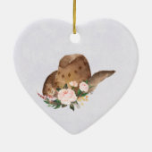 茶色の女性のカーボーイハットとピンクの花 セラミックオーナメント (裏面)