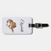 茶色の女性のカーボーイハットとピンクの花 ラゲッジタグ (正面横)