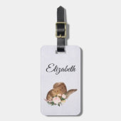 茶色の女性のカーボーイハットとピンクの花 ラゲッジタグ (正面縦)