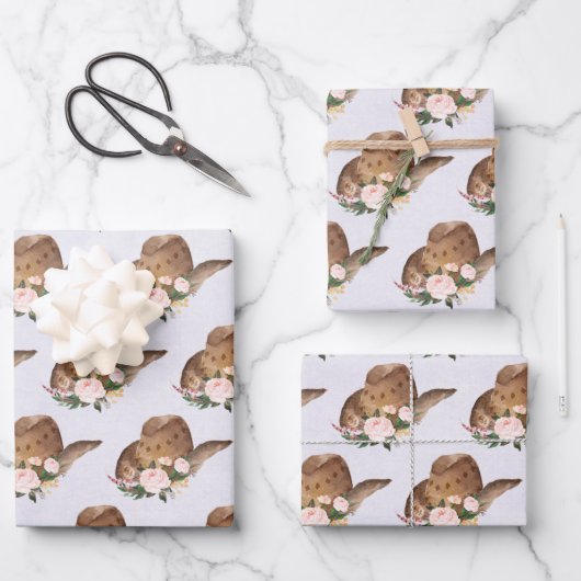 茶色の女性のカーボーイハットとピンクの花 ラッピングペーパーシート (正面)