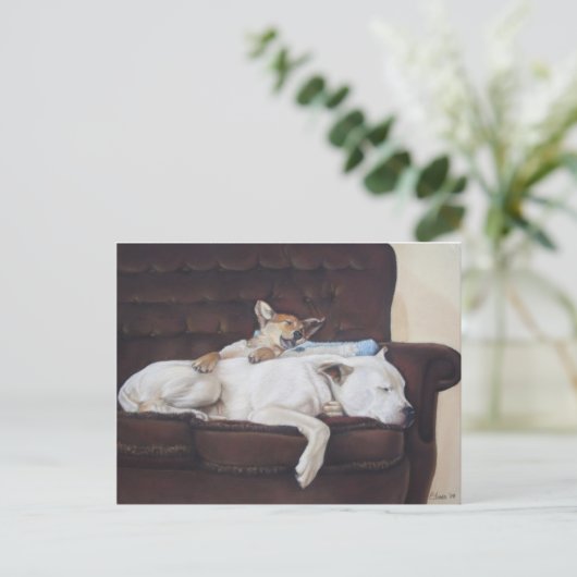 茶色の子犬の白いアメリカのブルドッグ現実主義芸術 ポストカード (スタンド正面)