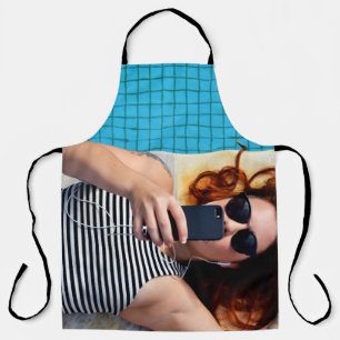 茶色の床に寝ている女性 エプロン