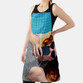 茶色の床に寝ている女性 エプロン (インサイチュ)