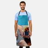 茶色の床に寝ている女性 エプロン (着用した状態)