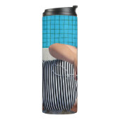 茶色の床に寝ている女性 タンブラー (回転左)