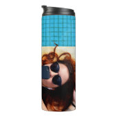 茶色の床に寝ている女性 タンブラー (回転右)