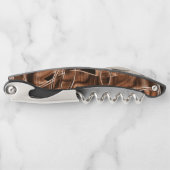 茶色の曲がったテープが重なり合う(レリーフ、 浮き彫りでハイライト表示) ソムリエナイフ (正面)