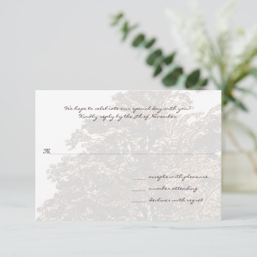 茶色の木の結婚式のモノグラム返信カード 出欠カード (スタンド正面)