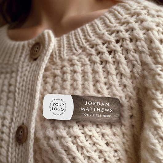 茶色の木カスタム材のロゴ、名前とタイトルのホワイトネーム 名札