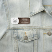 茶色の木カスタム材のロゴ、名前とタイトルのホワイトネーム 名札 (インサイチュ)