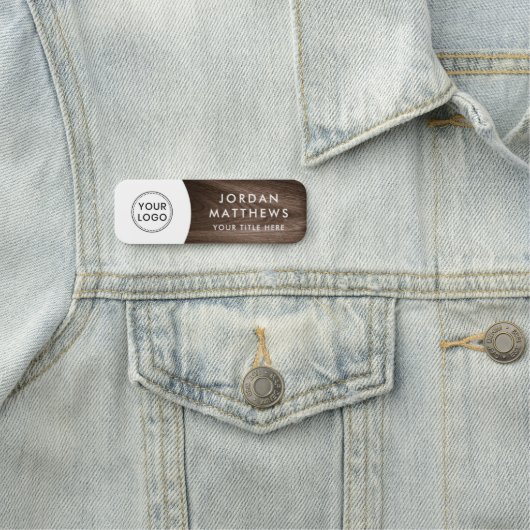 茶色の木カスタム材のロゴ、名前とタイトルのホワイトネーム 名札 (インサイチュ)