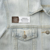 茶色の木カスタム材のロゴ、名前とタイトル白 名札 (インサイチュ)