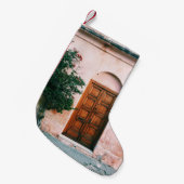 茶色の木戸の横の緑の植物 スモールクリスマスストッキング (正面 (吊り時))