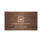 茶色の木材にイニシャル/モノグラムを付けたボックスロゴ