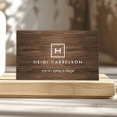 茶色の木材にイニシャル/モノグラムを付けたボックスロゴ 名刺