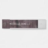 茶色の木材デザイン背景の読み取り可モダン サインプレート (正面)