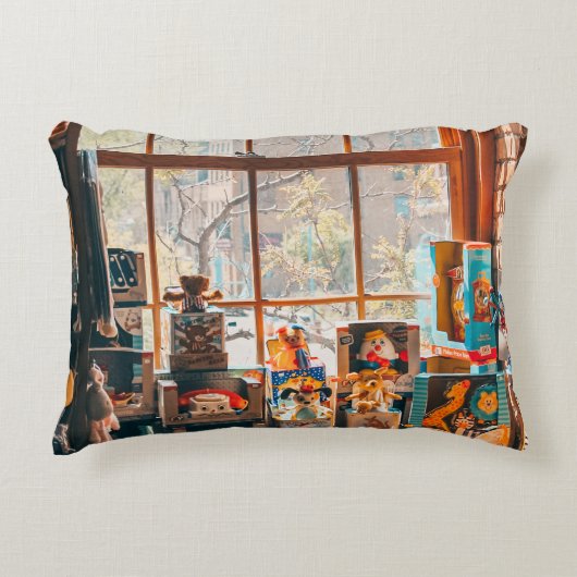 茶色の木棚の詰め合わせプラシ玩具 アクセントクッション (正面)