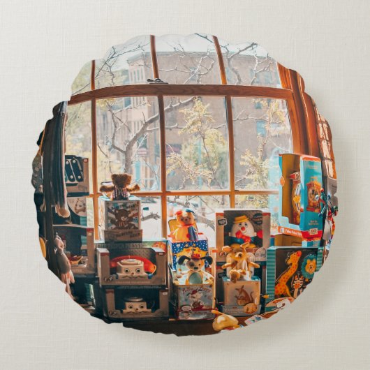 茶色の木棚の詰め合わせプラシ玩具 ラウンドクッション (正面)