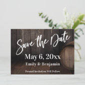 茶色の木樽を飾ったカジュアルなタイポグラフィー セーブザデート (スタンド正面)